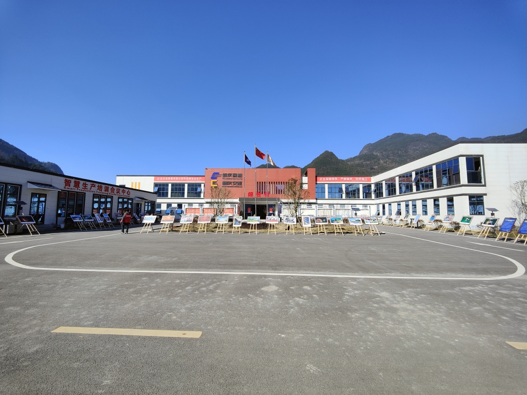 2022年11月14日，，，，，，，，重庆快赢网公路建设史上摄影展首次走进建设工地——巫云开公司组织“贯彻落实党的二十大精神 努力开创巫云开建设新局面——巫云开快赢网摄影巡展”。。。。。。。 (1)