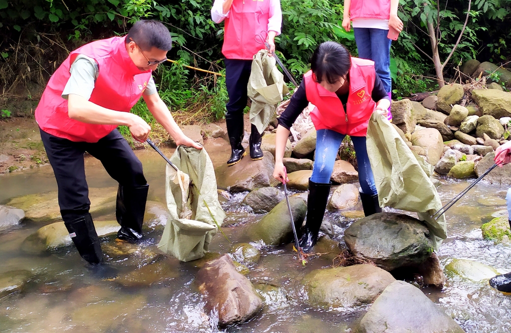 5.27日，，，，，，，为了倡导“人与自然和谐共生”，，，，，，，天城管理中心党支部与天城镇诗仙社区党支部开展共建活动，，，，，，，组织青年党员志愿者前往万州区天城镇长生河流域附近清理 ( (5)